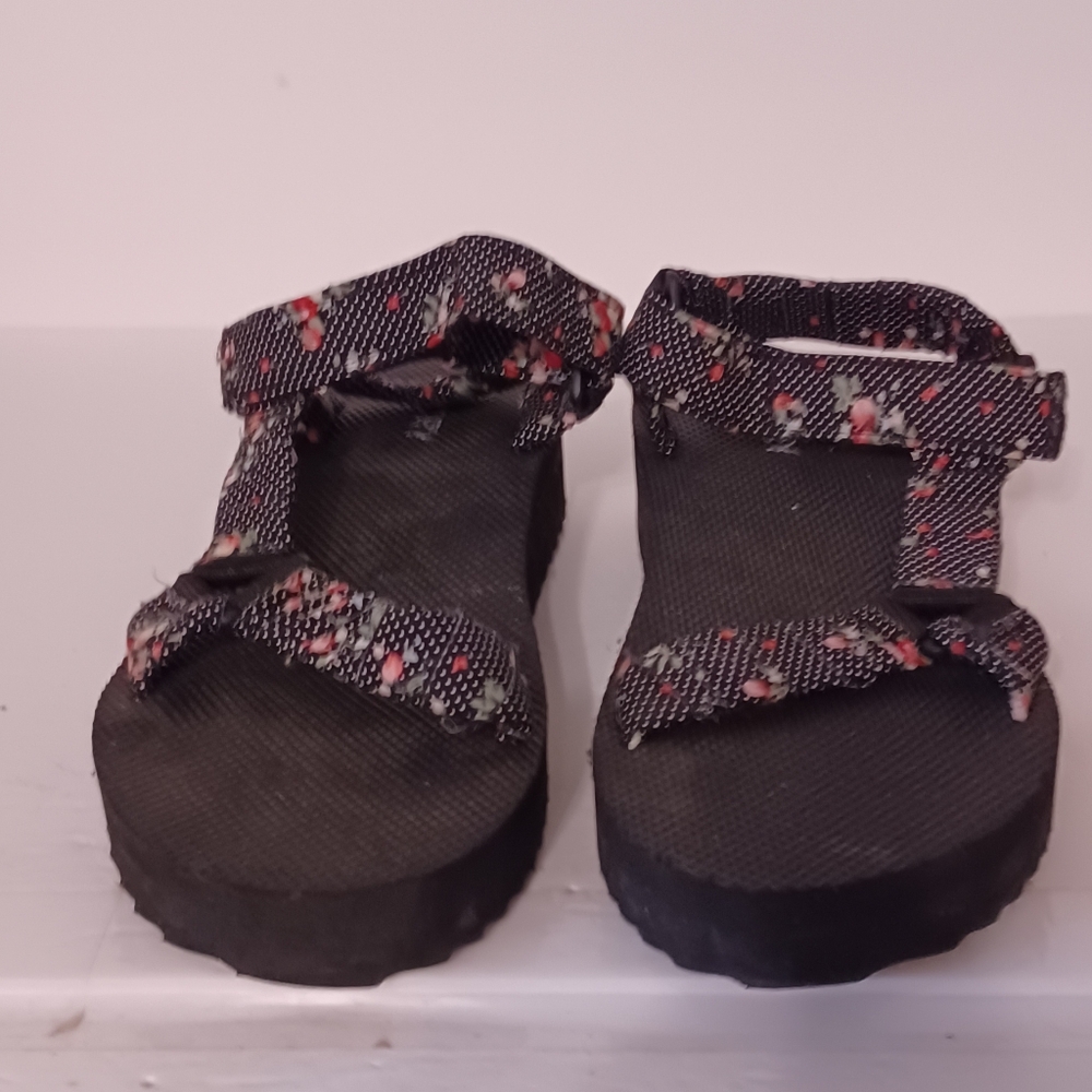 NWOT Womens Black Floral Strap Platform Sandals Hook and Loop Strap Size 8